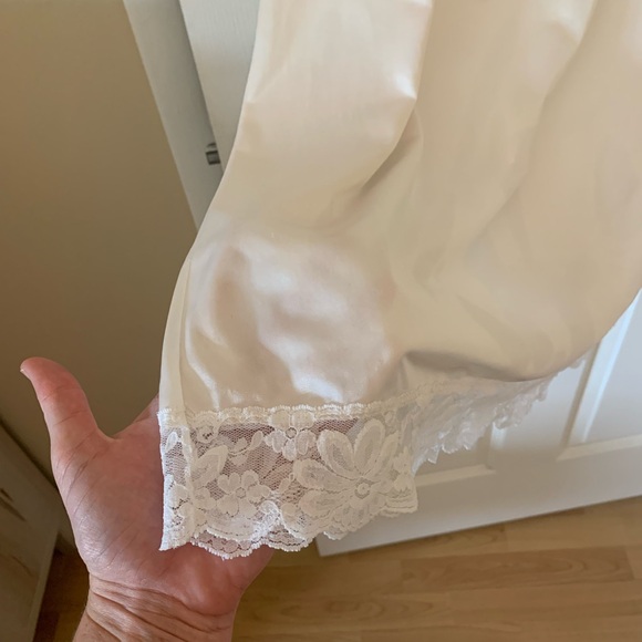 Beautiful slip skirt with lace detail - Picture 2 of 4